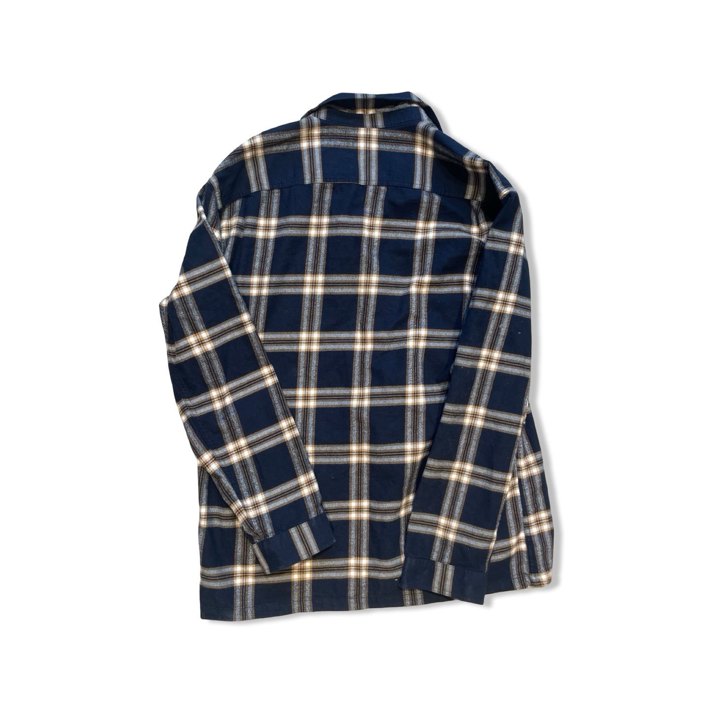 Baksidan av en rutig Patagonia Fjord Flannel Shirt för herr i mörkblått och vitt mot vit bakgrund.