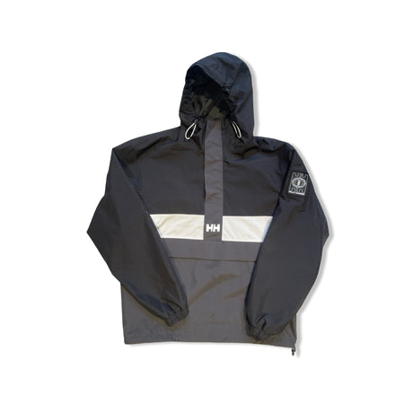 Helly Hansen Play anorak för herr i svart och grått med vit rand, fotograferad framifrån mot vit bakgrund.