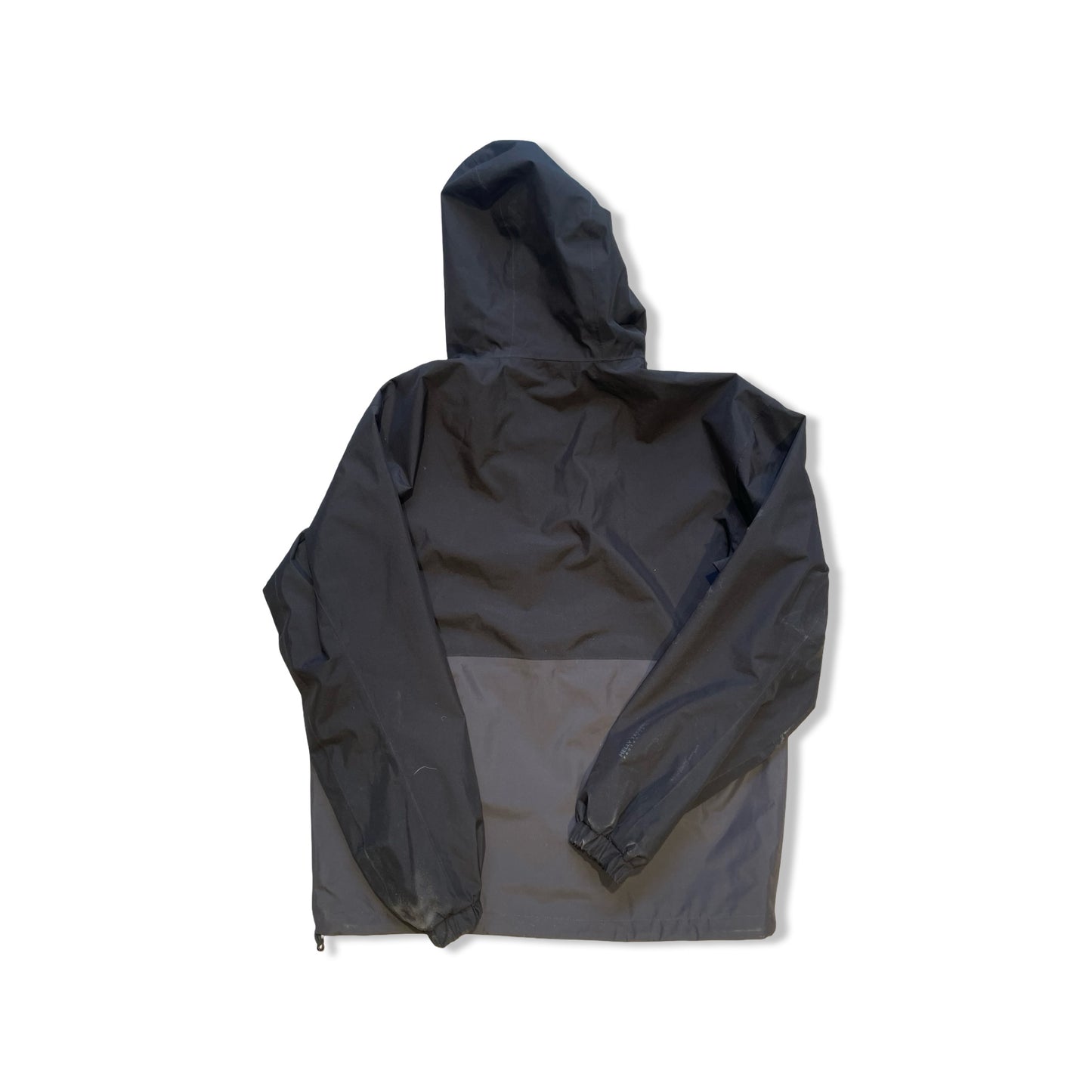 Baksidan av Helly Hansen Play anorak för herr i svart och mörkgrått, fotograferad mot vit bakgrund.