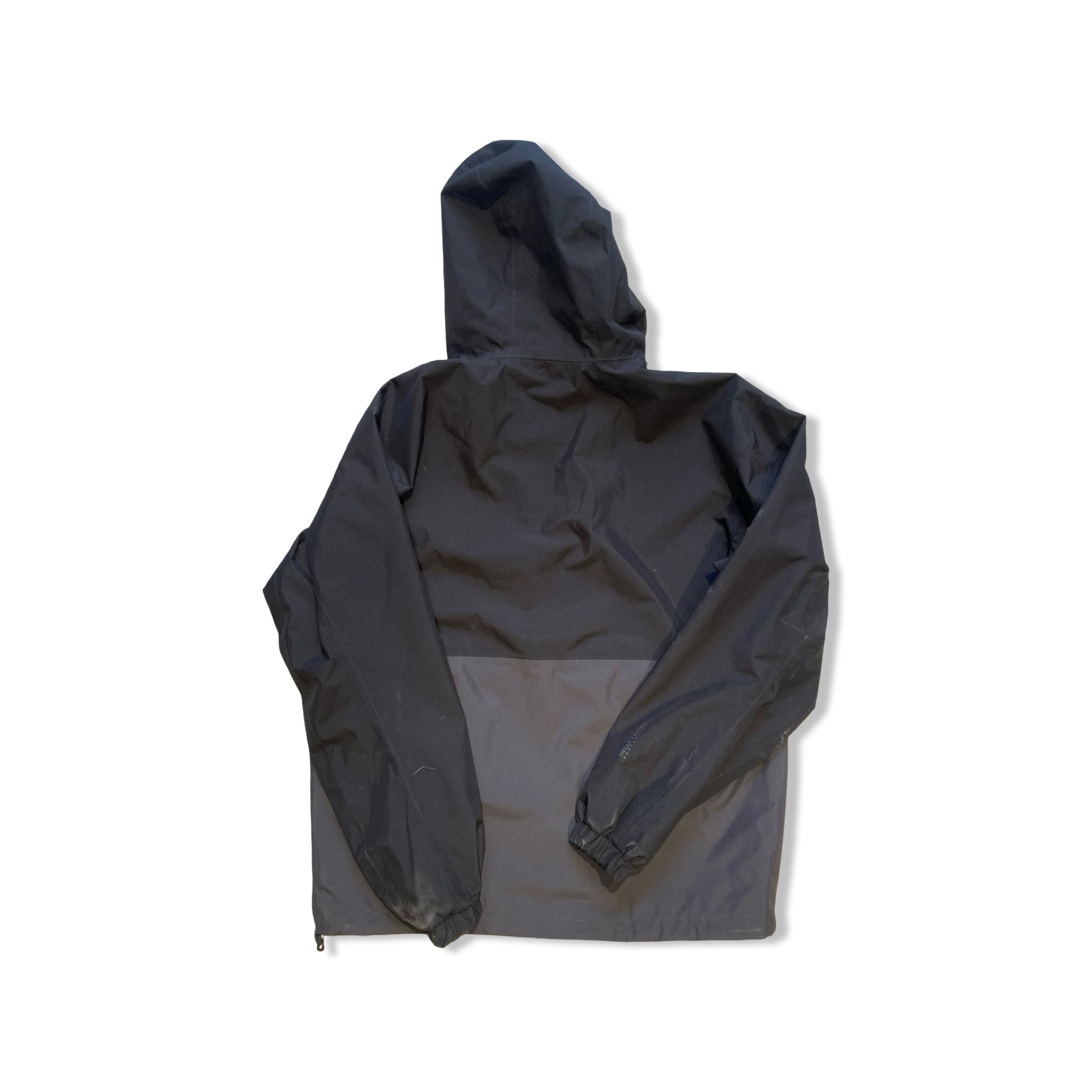 Baksidan av Helly Hansen Play anorak för herr i svart och mörkgrått, fotograferad mot vit bakgrund.