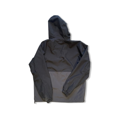 Baksidan av Helly Hansen Play anorak för herr i svart och mörkgrått, fotograferad mot vit bakgrund.