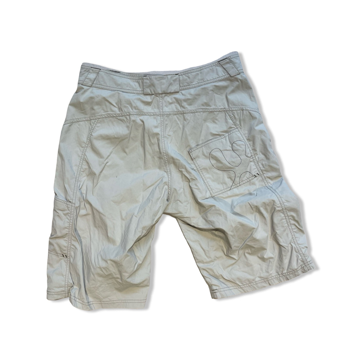 Beige Houdini funktionsshorts för dam sedda bakifrån med broderad logotyp på bakfickan mot vit bakgrund.