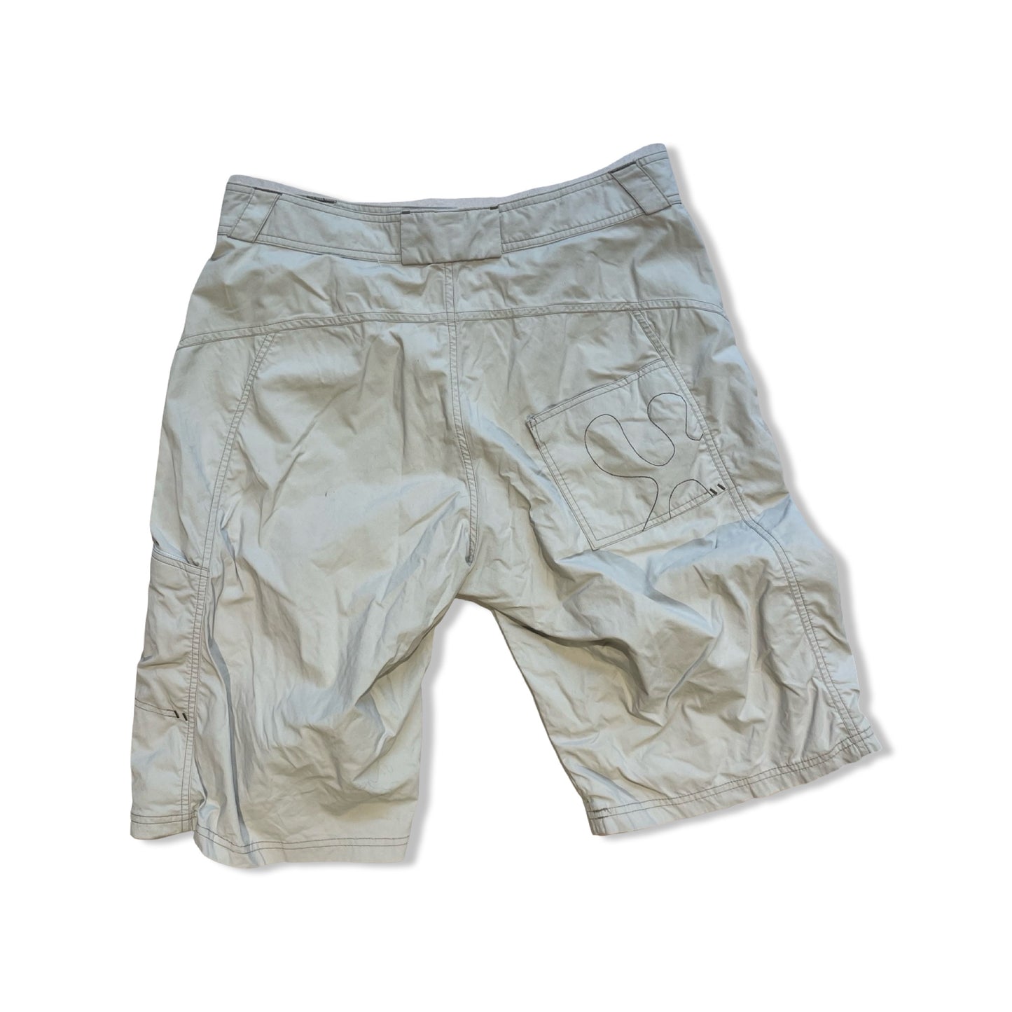 Beige Houdini funktionsshorts för dam sedda bakifrån med broderad logotyp på bakfickan mot vit bakgrund.