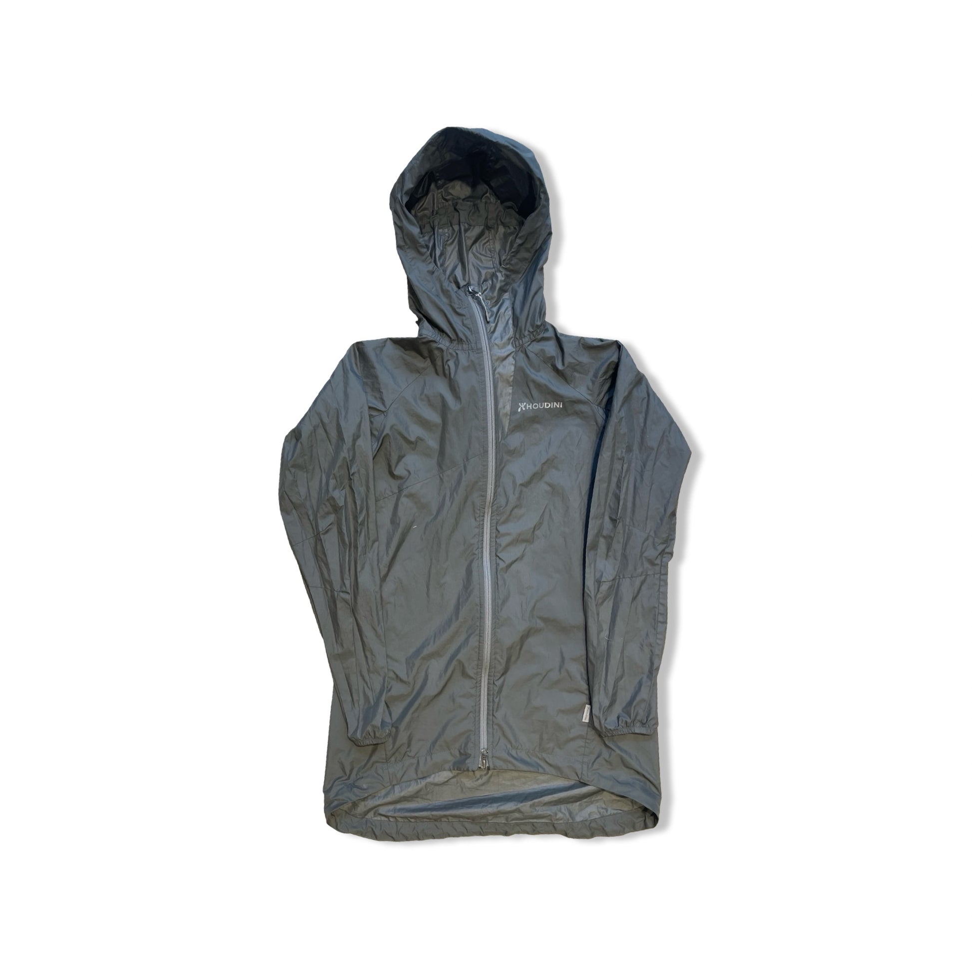 Olivgrön parkas från Houdini för dam med huva, fotograferad framifrån mot en vit bakgrund.