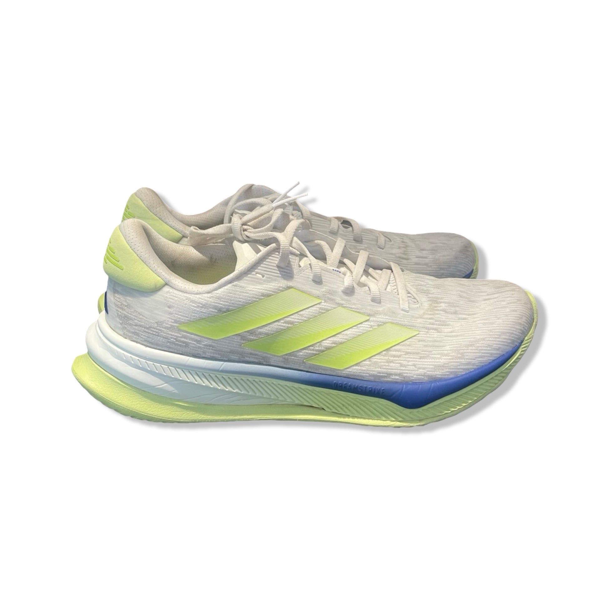 Adidas Dreamstrike löparskor för herr i vitt med neongula ränder, fotograferade från sidan mot en vit bakgrund.
