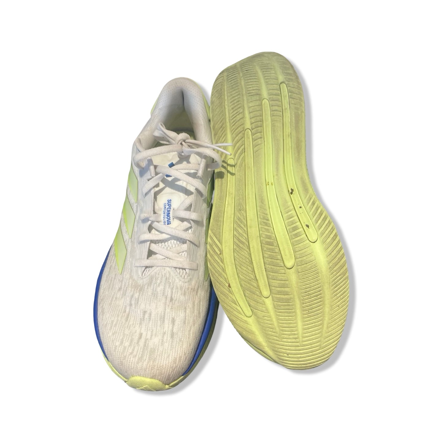 Adidas Supernova löparskor för herr i vitt och limegult, där ena skon visas ovanifrån och den andra visar sulan.