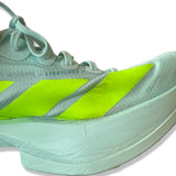 Närbild på fläckar på de turkosa löparskorna Adidas Adizero Adios Pro 4 för dam mot en vit bakgrund.