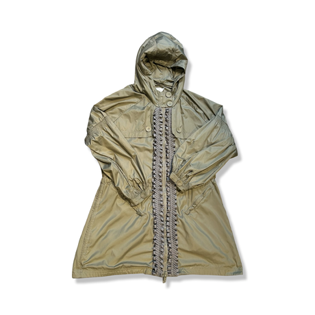 Olivgrön parkas från Stella McCartney för dam med huva och dekorativ dragkedja, fotograferad framifrån mot en vit bakgrund.