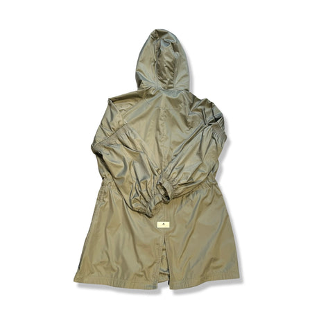 Baksidan av en olivfärgad Stella McCartney-parkas för dam med huva, fotograferad mot en vit bakgrund.