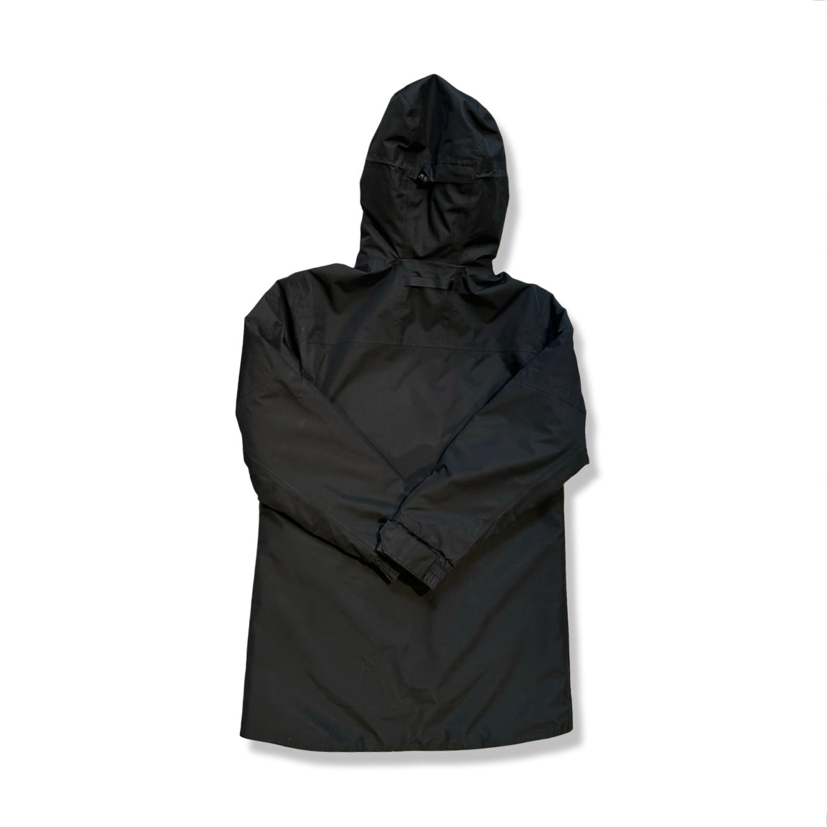 Baksidan av en svart Helly Hansen Dubliner Parka för herr med huva, fotograferad mot en vit bakgrund.