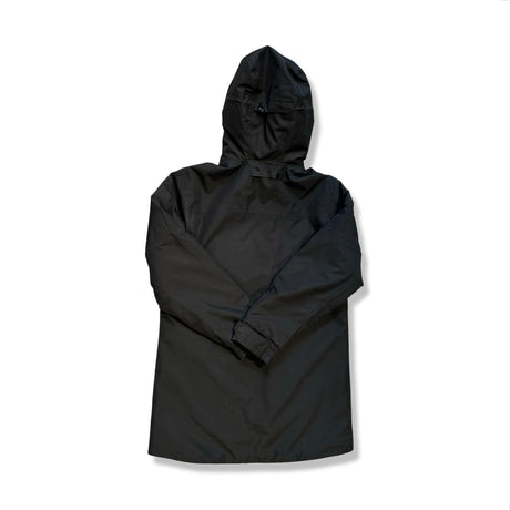 Baksidan av en svart Helly Hansen Dubliner Parka för herr med huva, fotograferad mot en vit bakgrund.