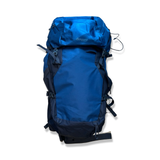 Blå ryggsäck Bergans Rondane V6 65 Unisex 65L, fotograferad framifrån mot en vit bakgrund.