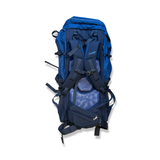 Baksidan av en blå Bergans Rondane V6 65 ryggsack för unisex med bärsystem, fotograferad mot en vit bakgrund.