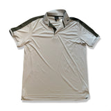 Beige Peak Performance Player Polo för herr med korta ärmar, fotograferad framifrån mot en vit bakgrund.