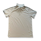 Baksidan av en beige Peak Performance Player Polo för herr, fotograferad mot en vit bakgrund.