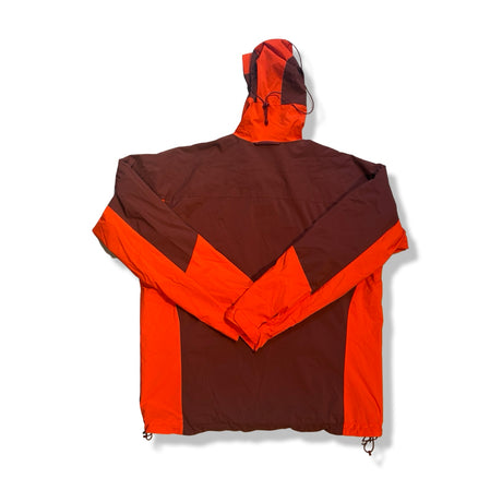 Baksidan av en röd funktionsjacka Haglöfs Glide Jacket för herr med huva, fotograferad mot en vit bakgrund.
