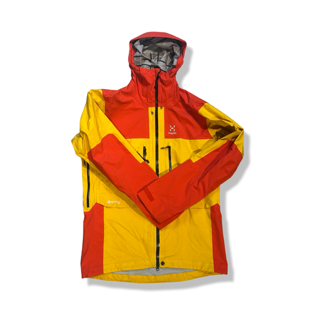 Röd och gul skaljacka Haglöfs ROC Nordic GTX Pro Jacket för herr med huva, fotograferad framifrån mot en vit bakgrund.