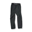 Svarta skalbyxor Peak Performance Daybreaker Pant för dam, fotograferade framifrån mot en vit bakgrund.