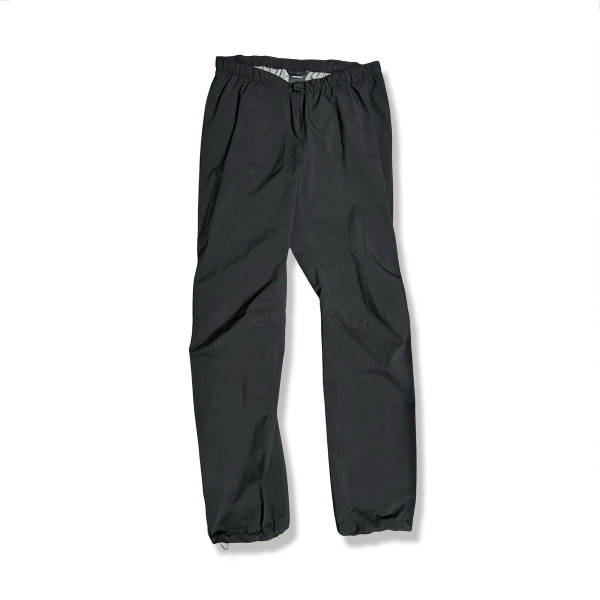 Svarta skalbyxor Peak Performance Daybreaker Pant för dam, fotograferade framifrån mot en vit bakgrund.