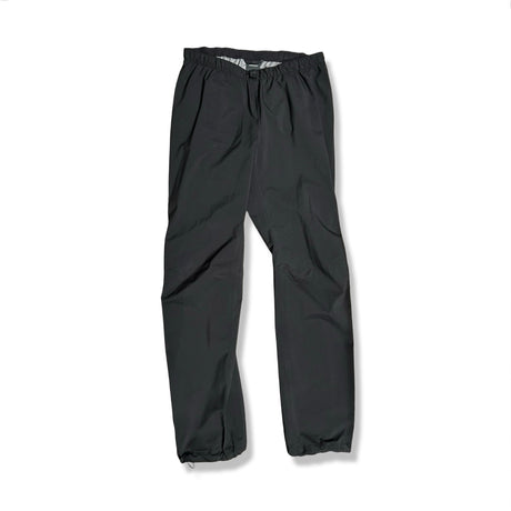 Svarta skalbyxor Peak Performance Daybreaker Pant för dam, fotograferade framifrån mot en vit bakgrund.