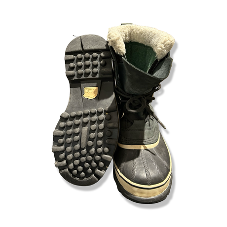 Sole of a dark green Sorel Caribou women's winter boot in size 39.5, shown against a white background.