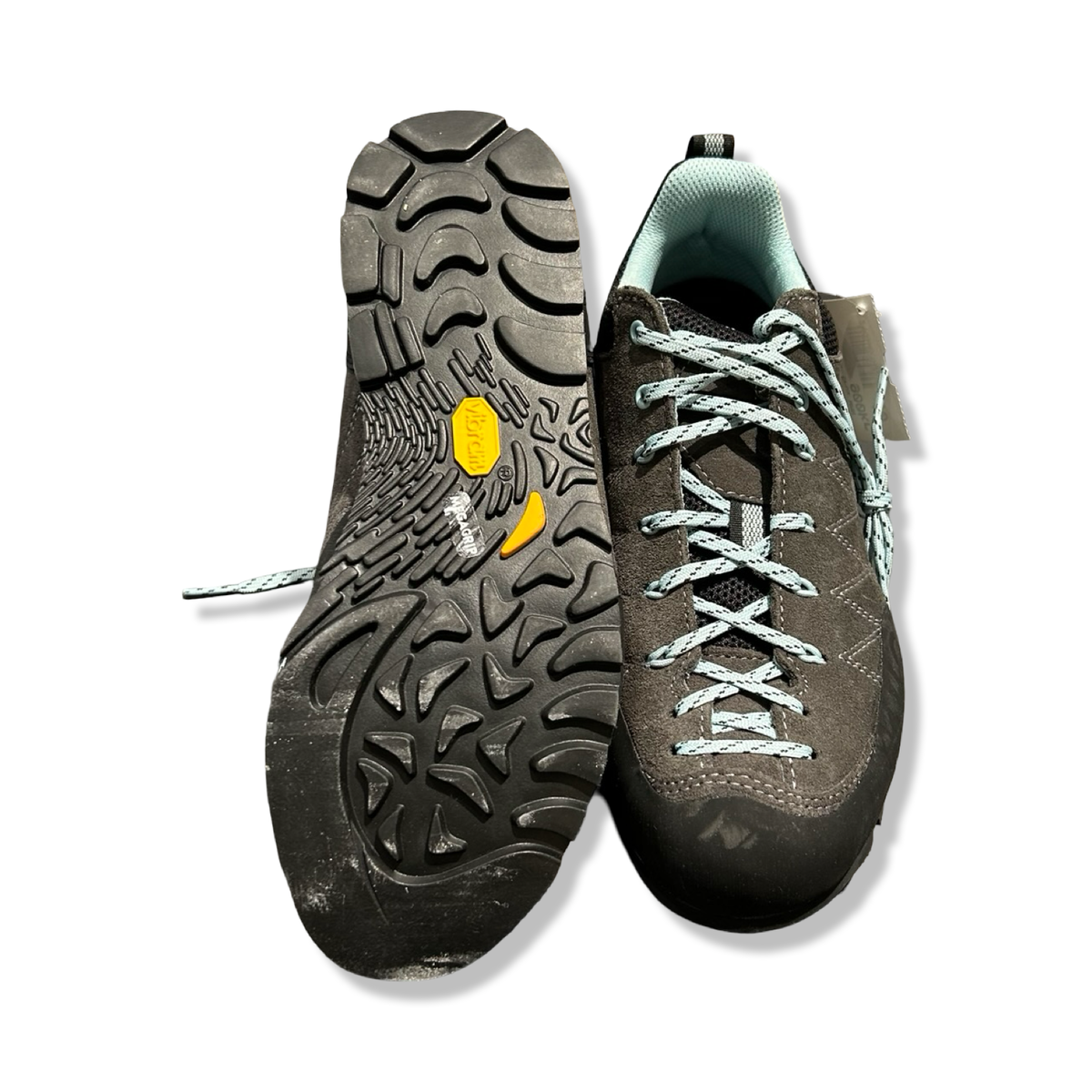 Grå vandringsskor för dam från Scarpa Crux, visade med en sko undersida och en framifrån mot vit bakgrund.