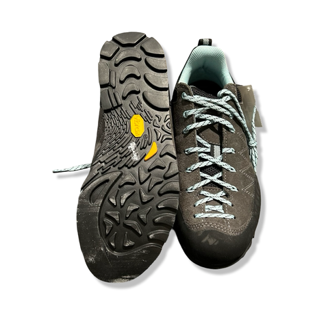 Grå vandringsskor för dam från Scarpa Crux, visade med en sko undersida och en framifrån mot vit bakgrund.