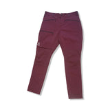 Mörkröda Haglöfs Rugged Slim Pant för dam, en funktionell friluftsbyxa fotograferad mot vit bakgrund.