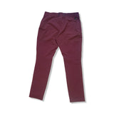 Röda Haglöfs Rugged Slim Pant för dam, funktionella vandringsbyxor sedda bakifrån mot vit bakgrund.