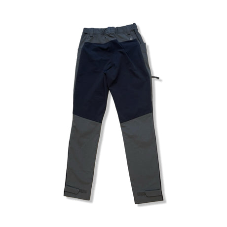 Haglöfs Rugged Pant funktionsbyxa för barn i grått och svart, sedd bakifrån mot en vit bakgrund.