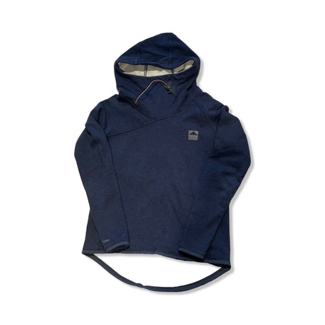 Mörkblå Klättermusen hoodie för dam med hög krage och luva, fotograferad framifrån mot en vit bakgrund.