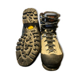 Scarpa Jorasses Pro GTX kängor i grått och svart, där en känga visas framifrån och den andra visar sulan.
