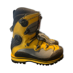 Gula La Sportiva Spantik bergsklättringskängor i grått och svart, fotograferade från sidan mot vit bakgrund.