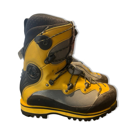 Gula La Sportiva Spantik bergsklättringskängor i grått och svart, fotograferade från sidan mot vit bakgrund.