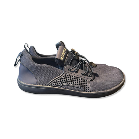 Mörkblå North Footwear sneakers för dam i mesh med snabbsnörning, fotograferade från sidan mot en vit bakgrund.