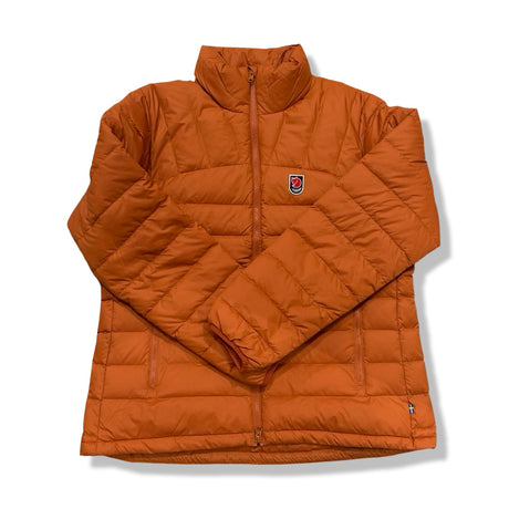 Orange Fjällräven Expedition Pack Down Jacket för dam, fotograferad framifrån mot vit bakgrund.