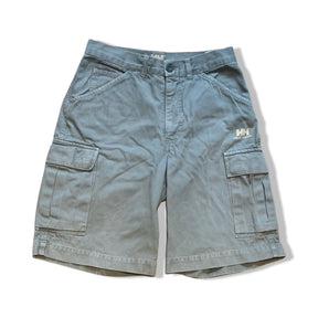 Khakigröna cargo-shorts för dam från Helly Hansen med rymliga benfickor och HH-logotyp mot en vit bakgrund.