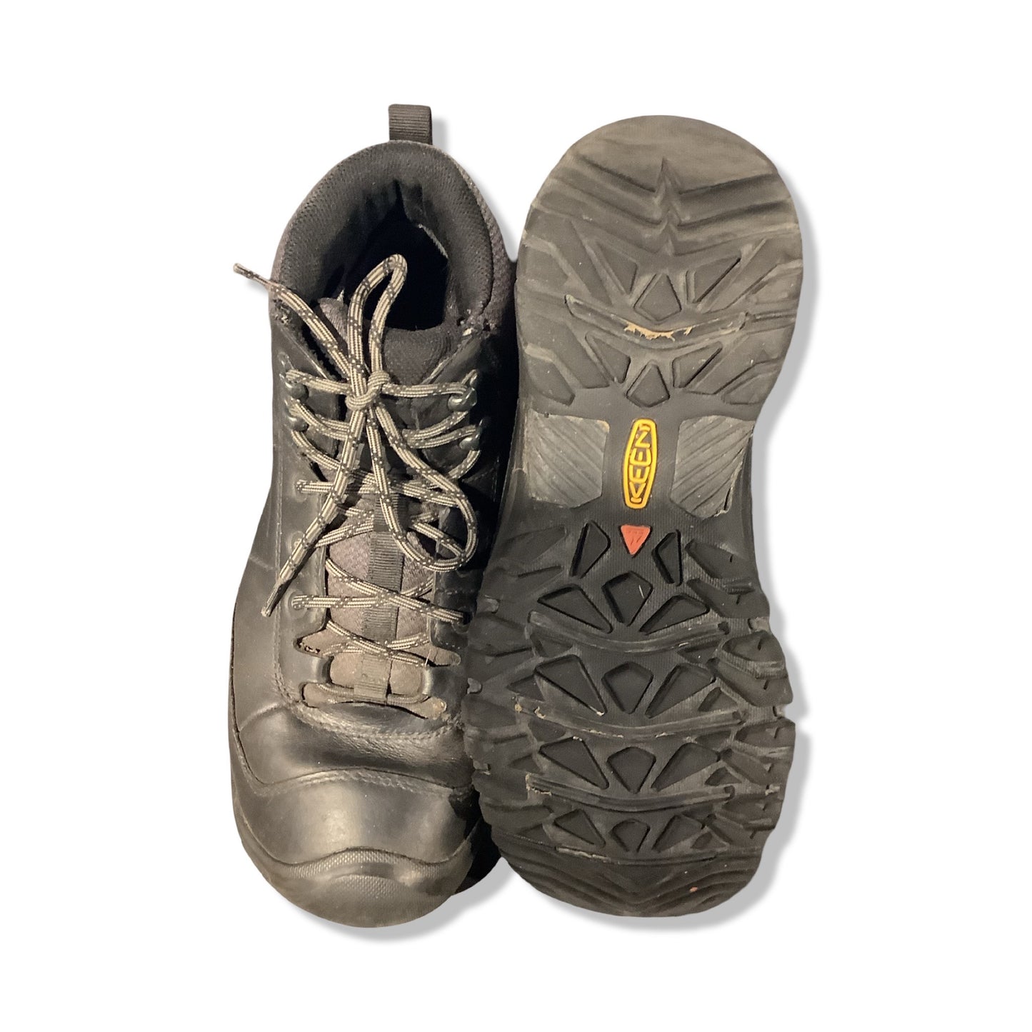 Keen Targhee III Chukka vandringskängor för herr i svart. Paret är fotograferat ovanifrån mot en vit bakgrund, där ena kängan visar ovansidan och den andra sulan.