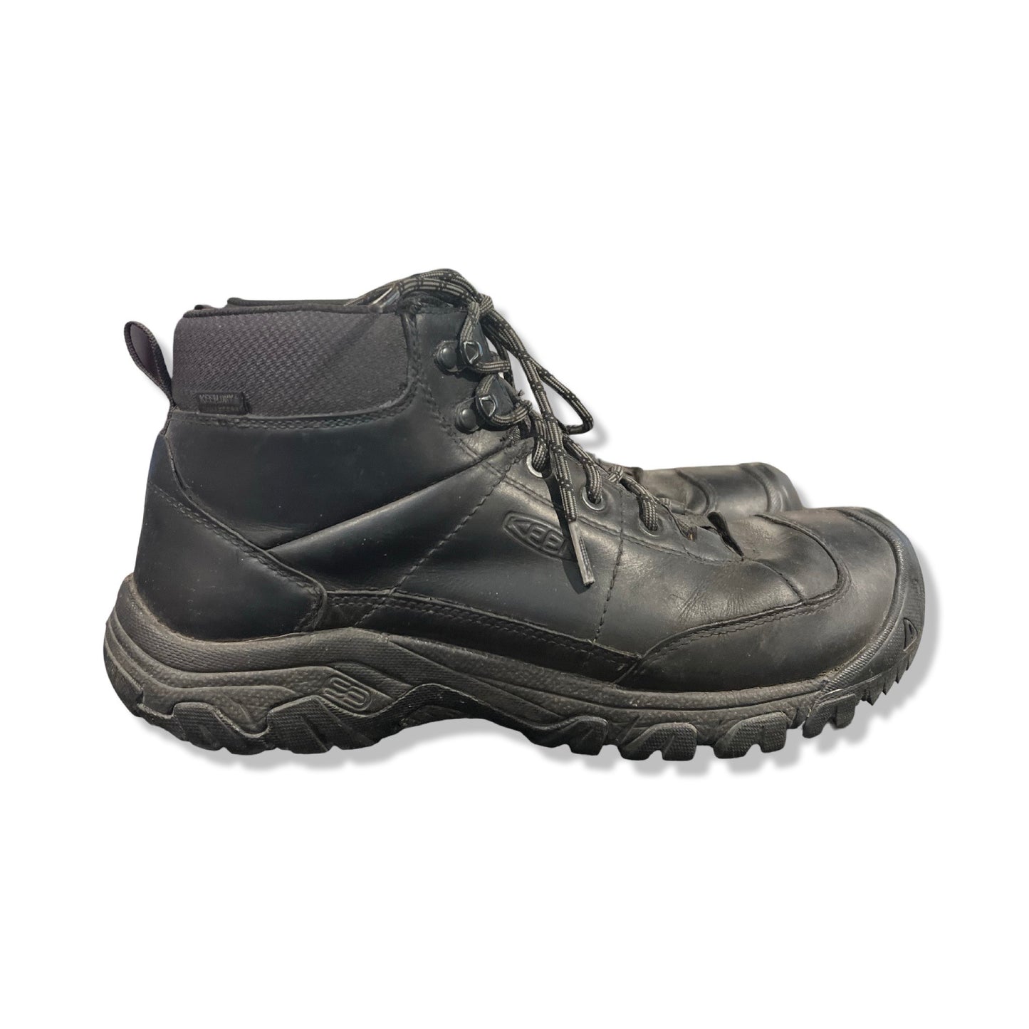 Keen Targhee III Chukka vandringskängor för herr i svart. Kängorna är fotograferade från sidan mot en vit bakgrund.