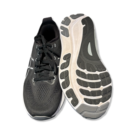 Svarta Asics Gel-Keyano 31 löparskor, där ena skon visas uppifrån och den andra visar sulan.
