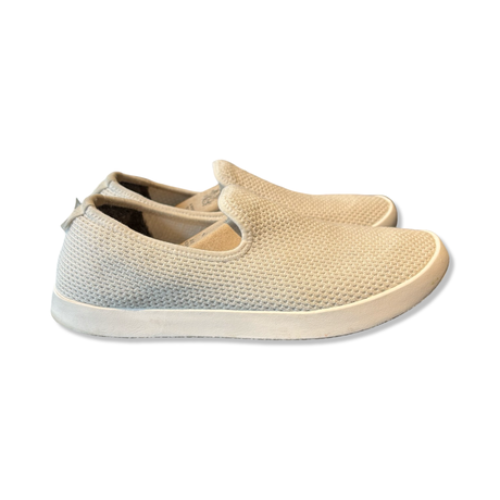 Allbirds Tree Loungers slip-on skor i vitt stickat material, fotograferade från sidan mot en vit bakgrund.