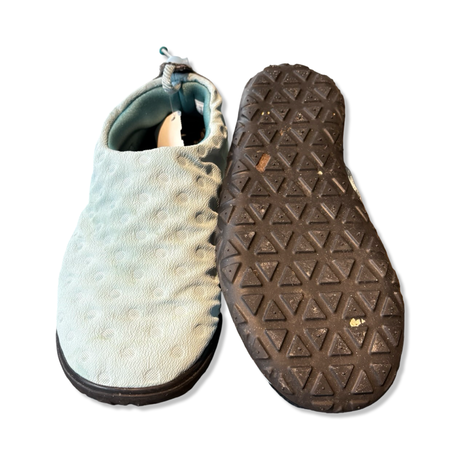 Ljusblå Nike ACG Moc unisex-sandaler, ena skon sedd uppifrån och den andra visar sulans mönster.