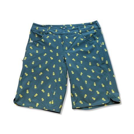 Mörkblå Wild Rye cykelshorts för dam med gult ananasmönster, fotograferade framifrån mot en vit bakgrund.