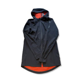 Svart träningsjacka från Adidas för herr med orange meshfoder, sedd framifrån mot vit bakgrund.