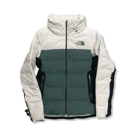 Vit, grön och svart dunjacka från The North Face för dam med hög krage och dragkedja framtill, visad mot en vit bakgrund.