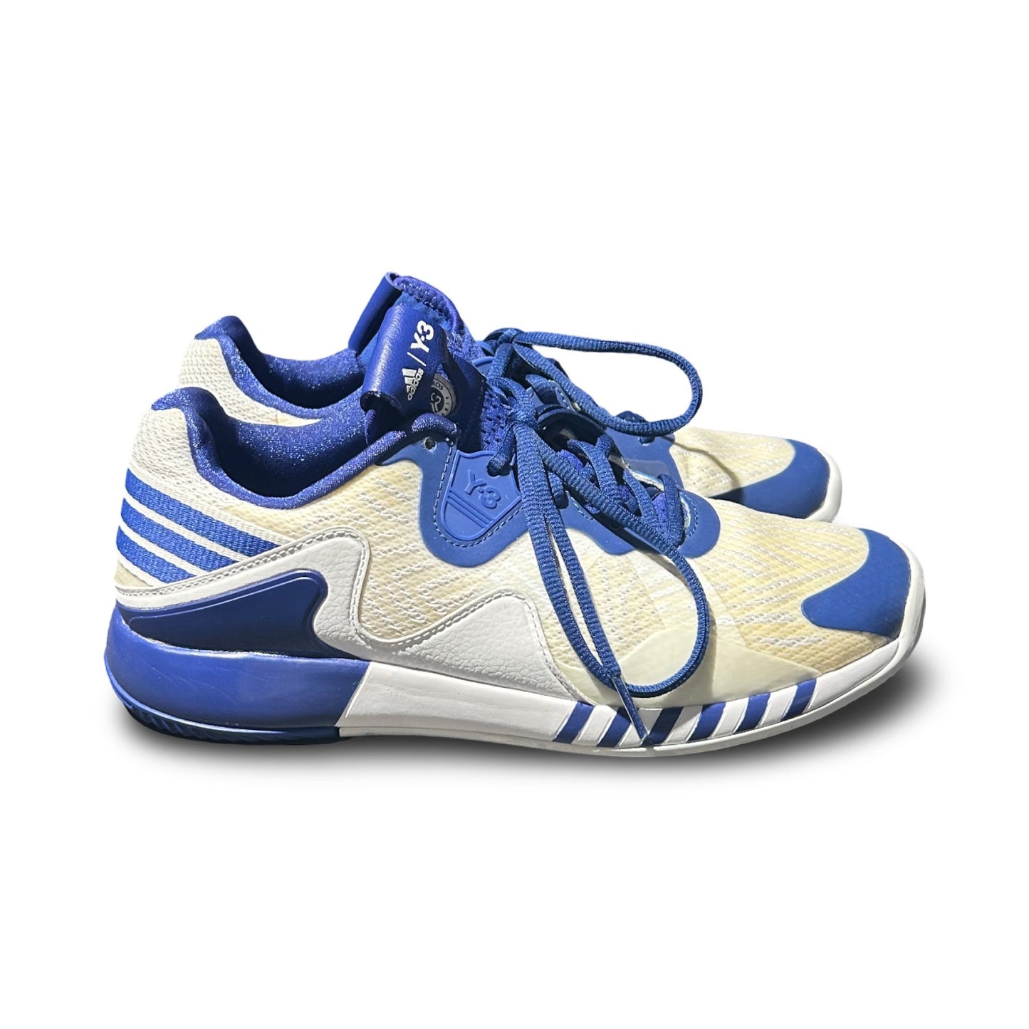 Tennissko Adidas Y-3 Adizero Roland Garos för dam i vitt och blått, fotograferade från sidan mot en vit bakgrund.