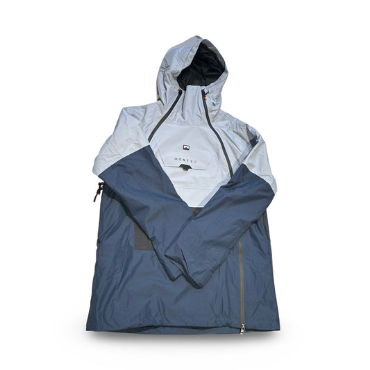 Mon Tec Doom skaljacka för herr i grått och mörkblått, fotograferad framifrån mot en vit bakgrund.