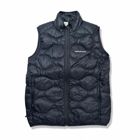 Svart dunväst från Peak Performance för junior, modell Helium Down Vest, fotograferad framifrån mot en vit bakgrund.