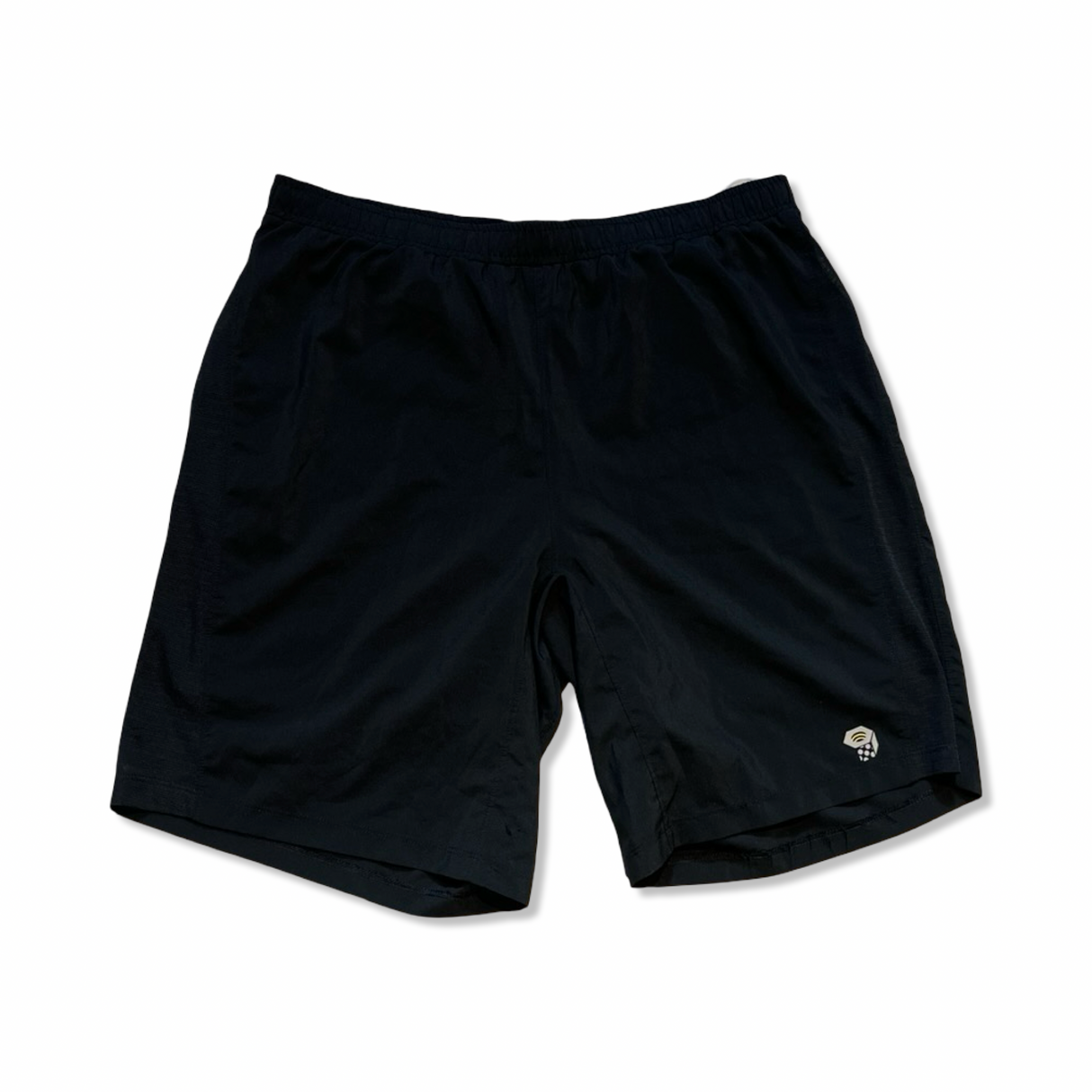 Svarta träningsshorts från Mountain Hardwear för herr med logotyp, fotograferade framifrån mot vit bakgrund.