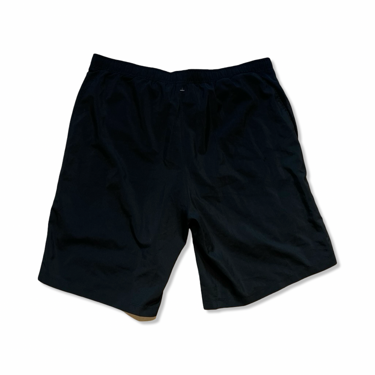 Svarta träningsshorts från Mountain Hardwear för herr, fotograferade bakifrån mot en vit bakgrund.